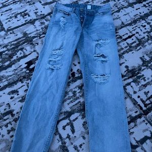 H&M RIPPED BOYFRIEND LIGHT WASHED NEVER WORN JEANS